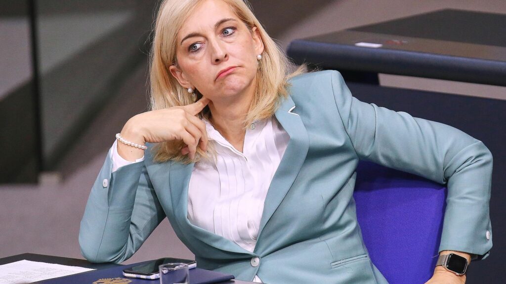 Warken schließt Leistungskürzungen in Krankenversicherung nicht aus 11 Nina Warken (Archiv)