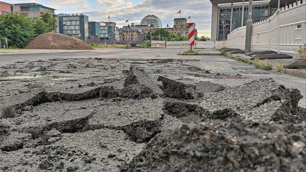 Aufgerissene Straße (Archiv)