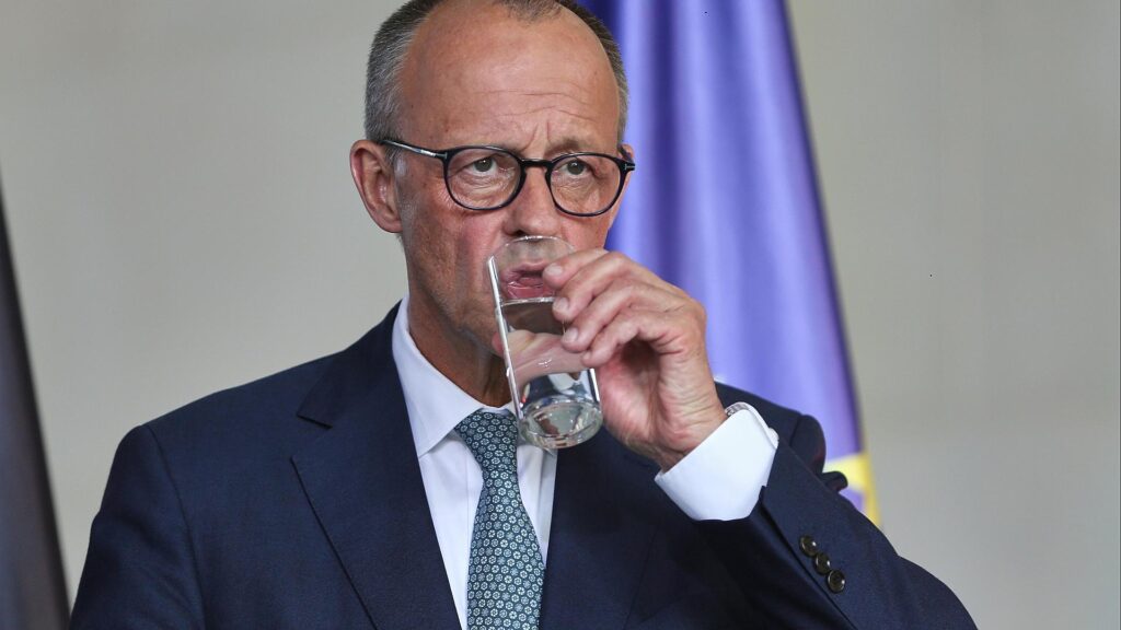 Friedrich Merz trinkt aus einem Glas Wasser - ohne Sprudel (Archiv)