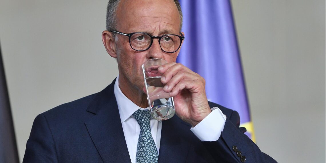 Friedrich Merz trinkt aus einem Glas Wasser - ohne Sprudel (Archiv)