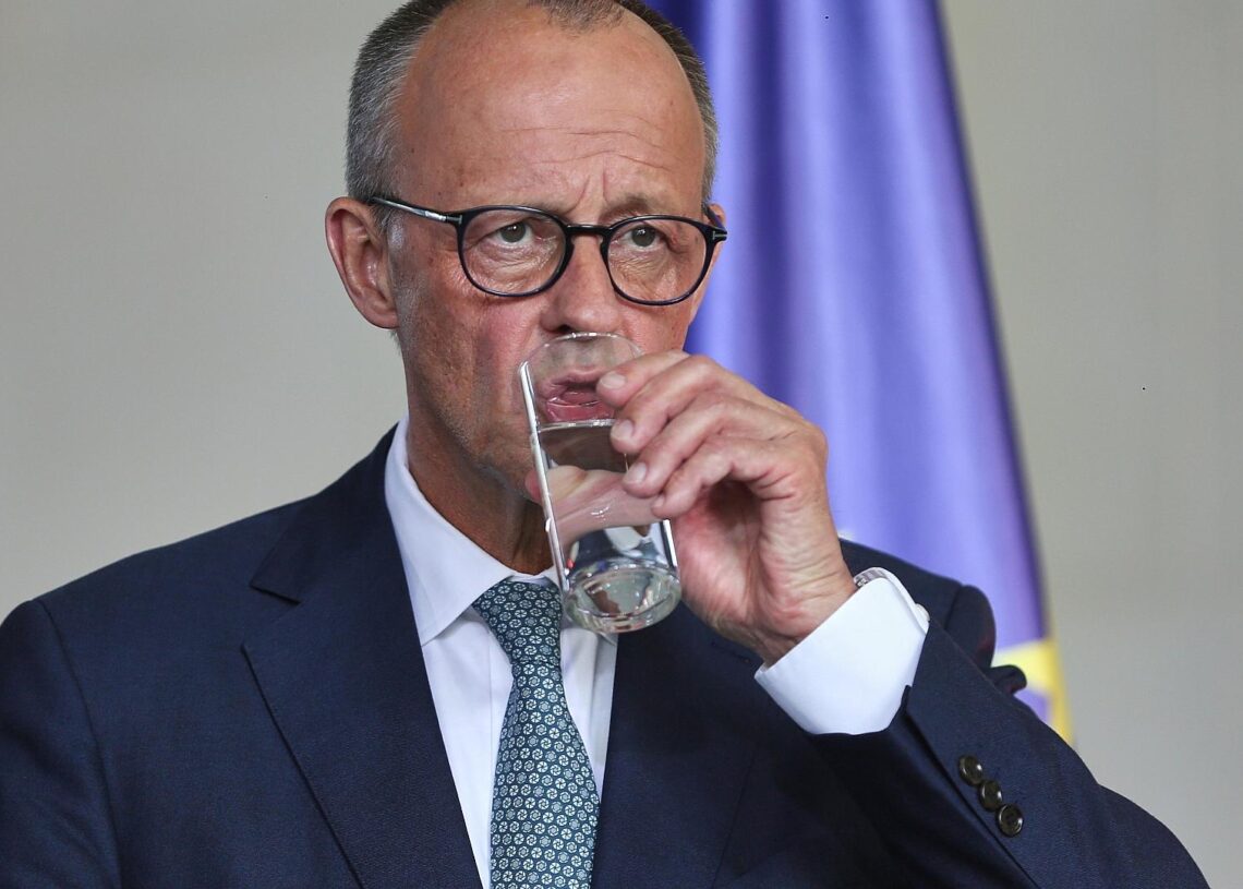 Friedrich Merz trinkt aus einem Glas Wasser - ohne Sprudel (Archiv)
