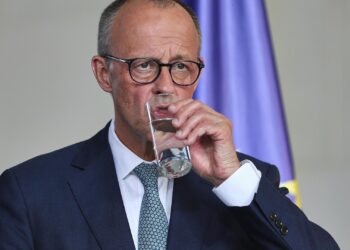 Friedrich Merz trinkt aus einem Glas Wasser - ohne Sprudel (Archiv)