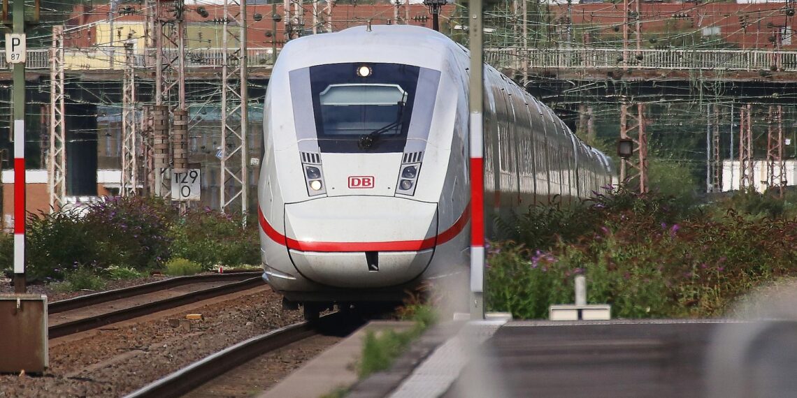 Bahn stellt neuen Fahrplan vor 1 ICE-4 (Archiv)