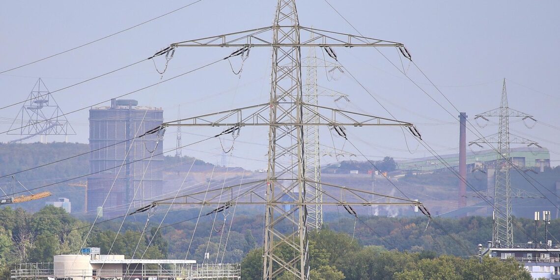 Amprion erwartet kontrollierte Stromabschaltungen für Betriebe 1 Stromleitungen im Ruhrgebiet (Archiv)