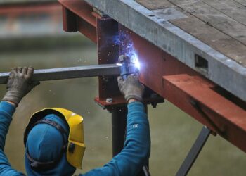 Schweißer bei der Arbeit (Archiv)
