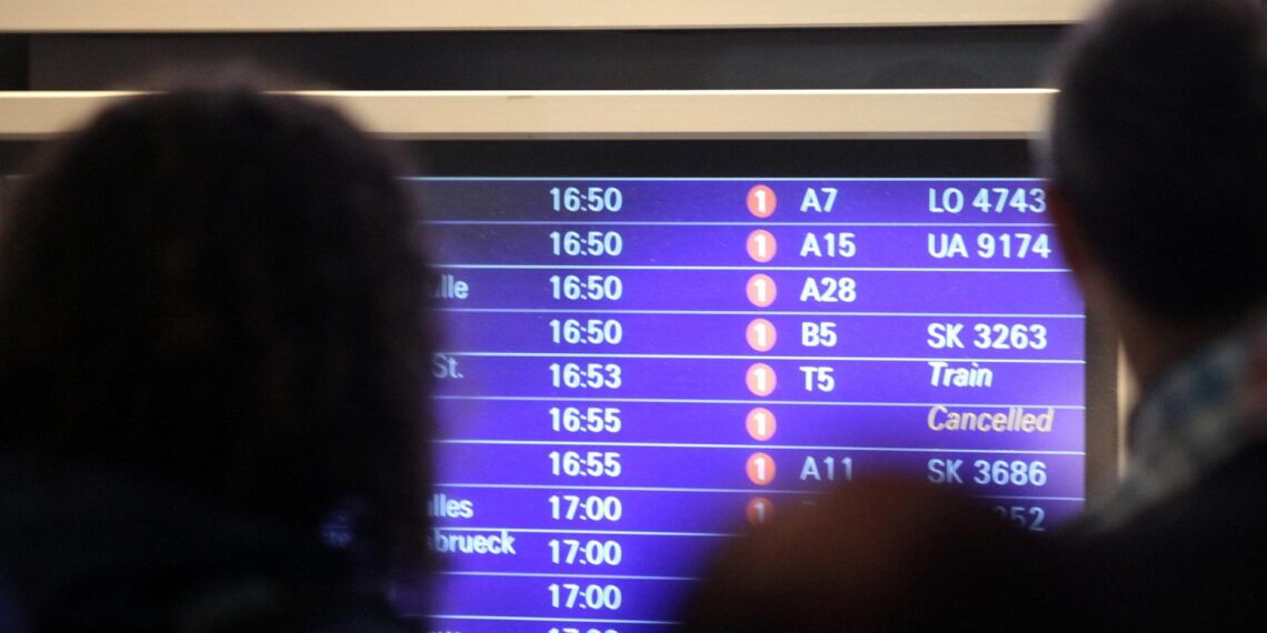 Passagiere vor Informationstafel am Frankfurter Flughafen