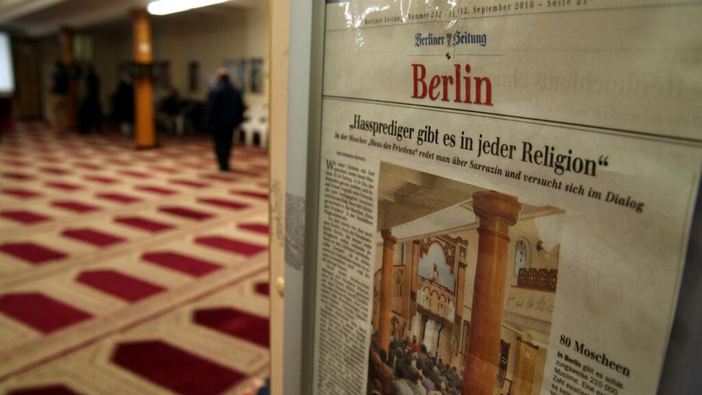 Zeitungsausschnitt über Hassprediger in einer Berliner Moschee (Archiv)