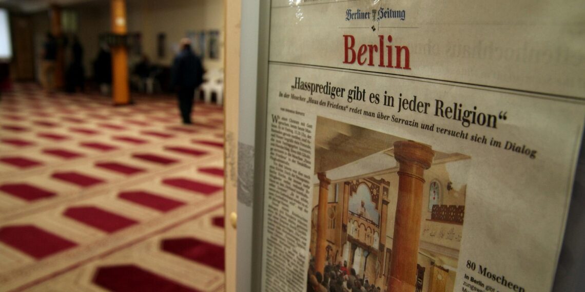 Zeitungsausschnitt über Hassprediger in einer Berliner Moschee (Archiv)