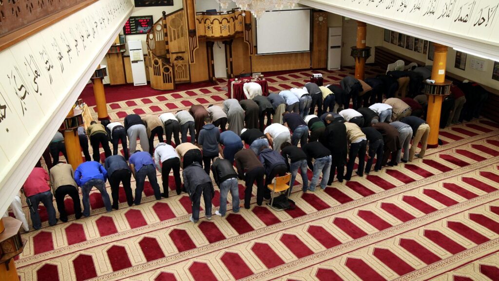 Gläubige Muslime beim Gebet in einer Berliner Moschee (Archiv)