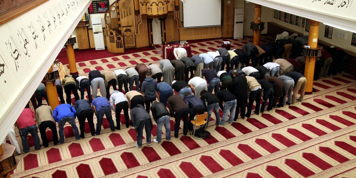 Innenministerium fordert von Ditib Bekenntnis zu Grundwerten 1 Gläubige Muslime beim Gebet in einer Berliner Moschee (Archiv)