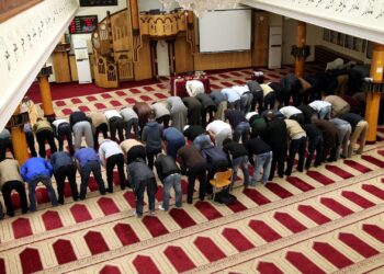 Gläubige Muslime beim Gebet in einer Berliner Moschee (Archiv)