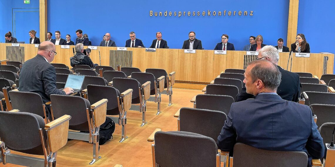 Bundesregierung blickt unbesorgt auf Vertrauensfrage in Paris 1 Regierungspressekonferenz am 08.09.2025