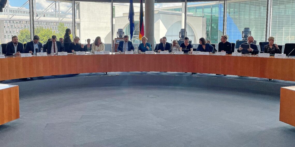 Corona-Enquete-Kommission: Hoppermann zur Vorsitzenden gewählt 1 Konstituierung der Corona-Enquete-Kommission am 08.09.2025