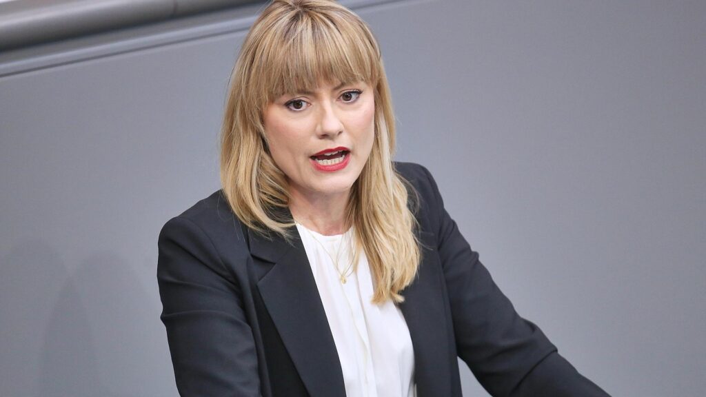 Grüne und Linke für schärfere Beobachtung der rechtsextremen Szene 13 Clara Bünger (Archiv)