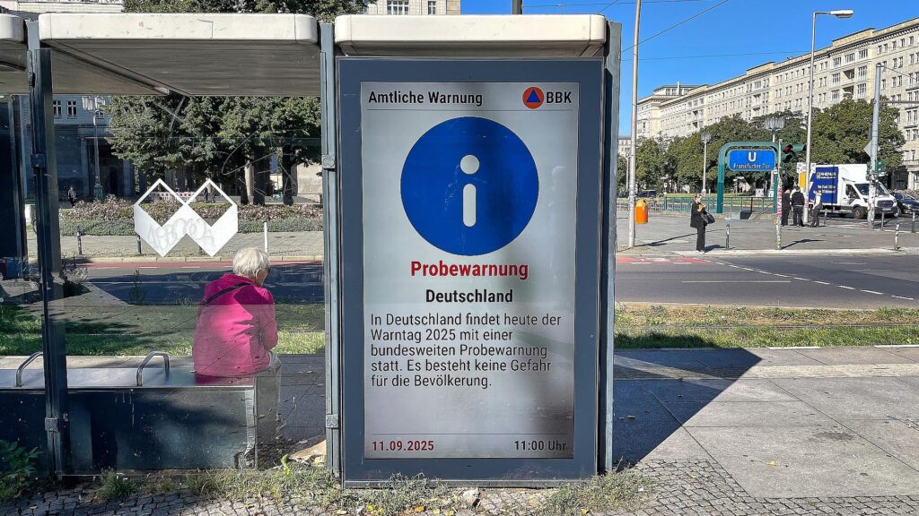 Probealarm auf einer digitalen Werbetafel am 11.09.2025
