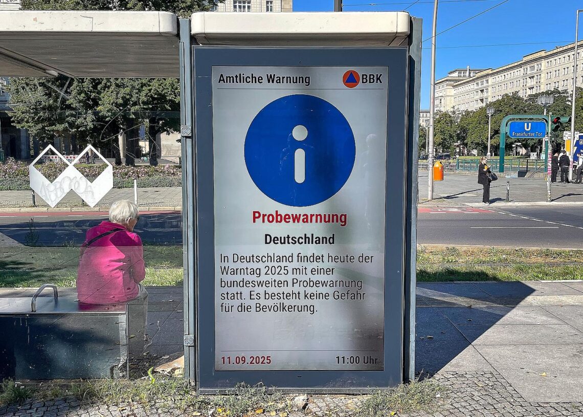 Probealarm auf einer digitalen Werbetafel am 11.09.2025