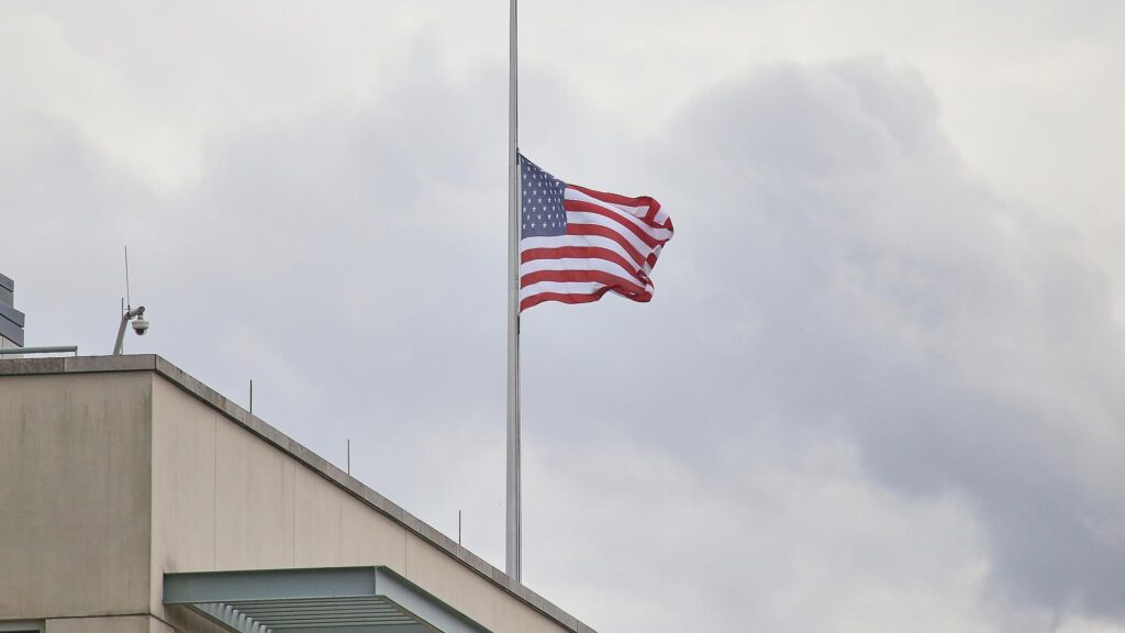 Fahne auf Halbmast an US-Botschaft am 13.09.2025