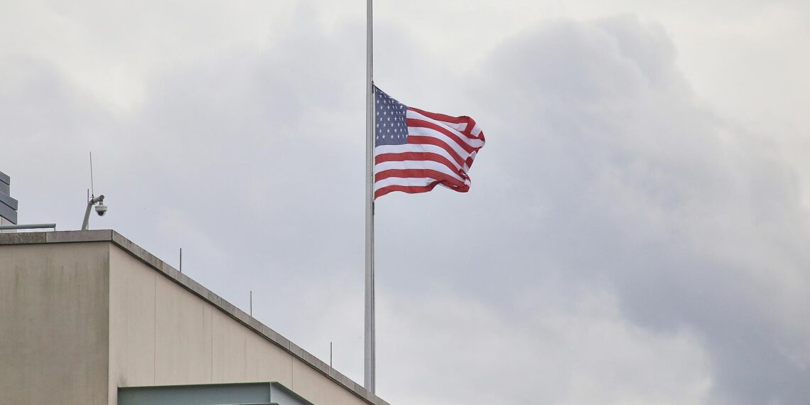 Fahne auf Halbmast an US-Botschaft am 13.09.2025