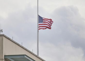 Fahne auf Halbmast an US-Botschaft am 13.09.2025
