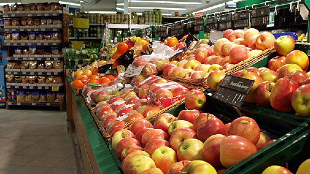 Obsttheke in einem Supermarkt (Archiv)