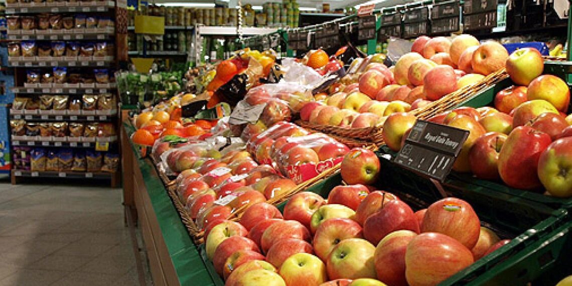 Obsttheke in einem Supermarkt (Archiv)