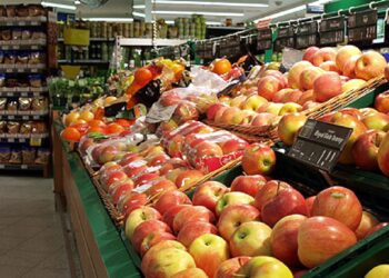 Obsttheke in einem Supermarkt (Archiv)