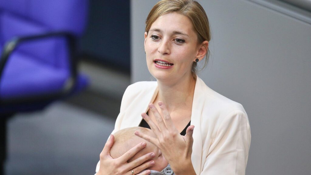 Hanna Steinmüller mit Baby am Rednerpult am 23.09.2025