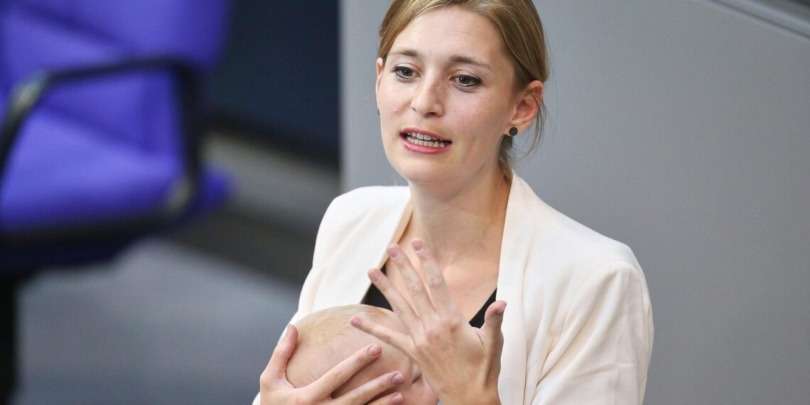 Hanna Steinmüller mit Baby am Rednerpult am 23.09.2025