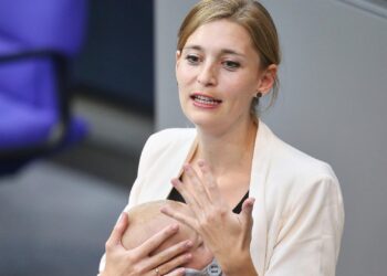 Hanna Steinmüller mit Baby am Rednerpult am 23.09.2025