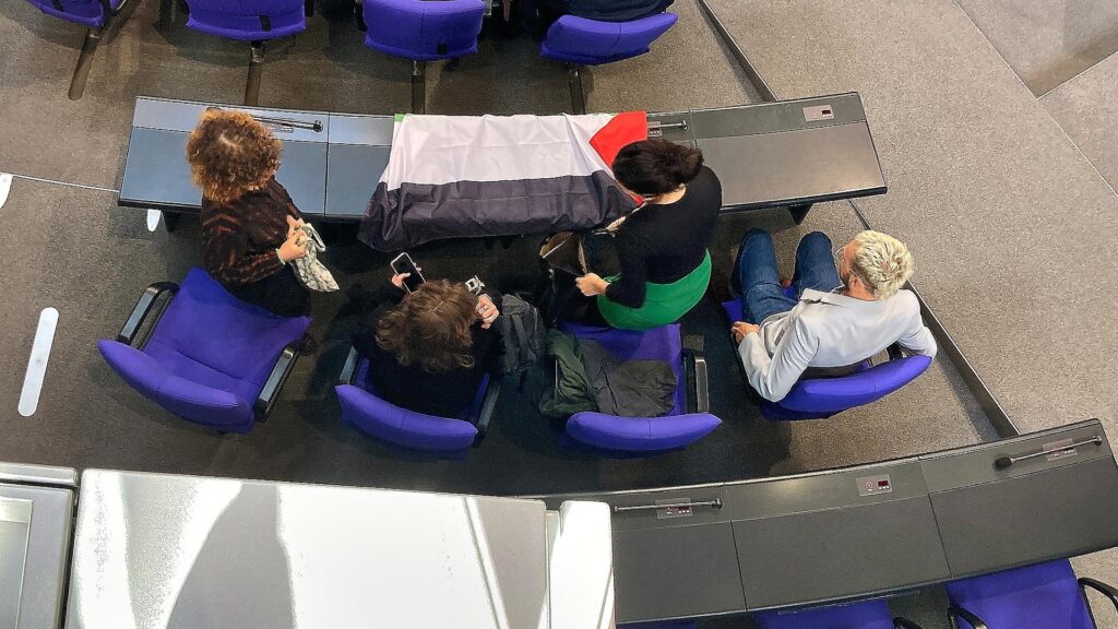 Linken-Aktion mit Palästinenser-Fahne im Bundestag am 24.09.2025
