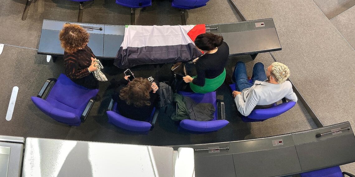 Linken-Abgeordnete wegen Palästina-Flagge aus Bundestag geworfen 1 Linken-Aktion mit Palästinenser-Fahne im Bundestag am 24.09.2025