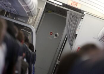 Flugzeugkabine mit Cockpit-Tür (Archiv)