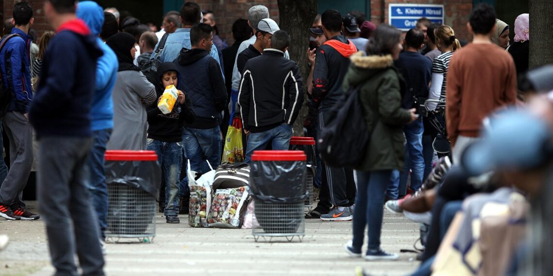 Flüchtlinge an einer Aufnahmestelle im Jahr 2015 (Archiv)