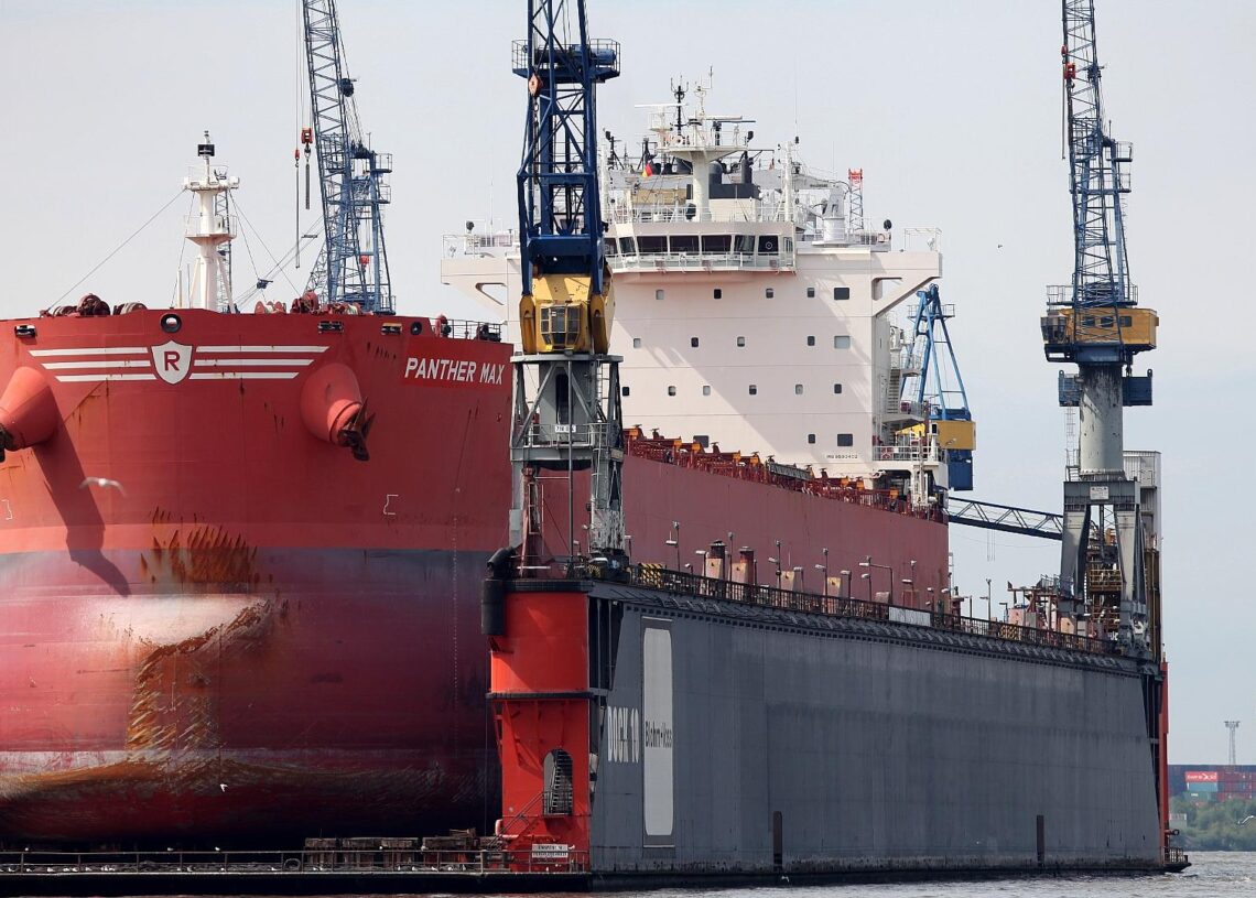 Schiff in einer Werft (Archiv)