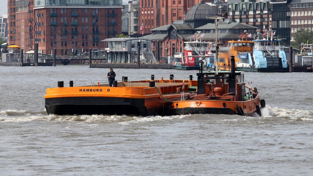 Fähre im Hamburger Hafen (Archiv)