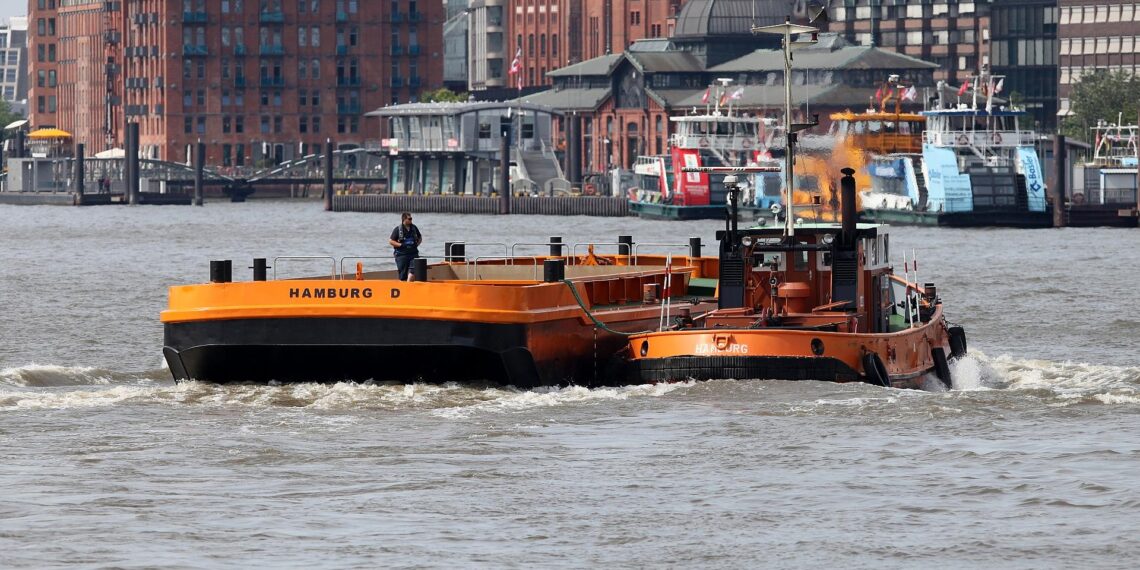 Fähre im Hamburger Hafen (Archiv)