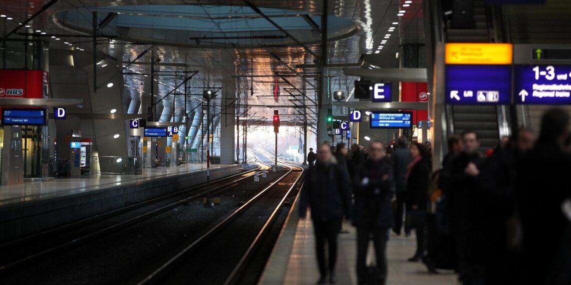 Pro Bahn fordert mehr Investitionen in Bahnhöfe 1 Reisende bei der Bahn (Archiv)