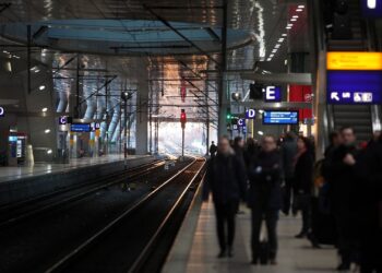 Pro Bahn fordert mehr Investitionen in Bahnhöfe 2 Reisende bei der Bahn (Archiv)
