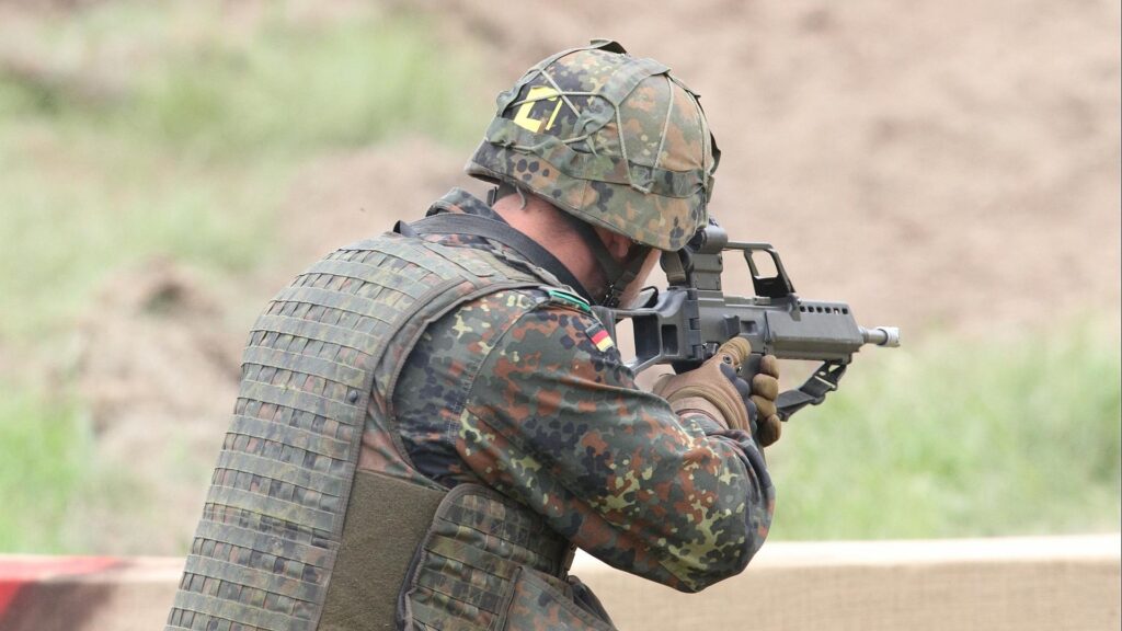 Bundeswehr-Soldat mit G36 (Archiv)