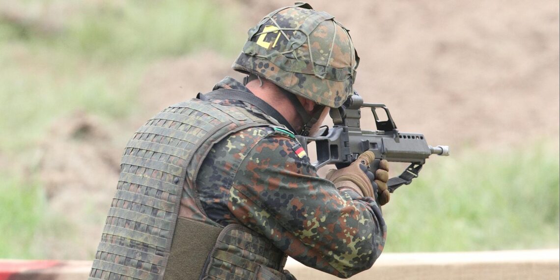 Bundeswehr-Soldat mit G36 (Archiv)
