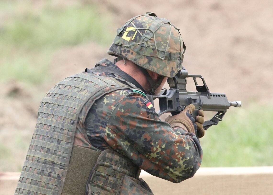 Bundeswehr-Soldat mit G36 (Archiv)