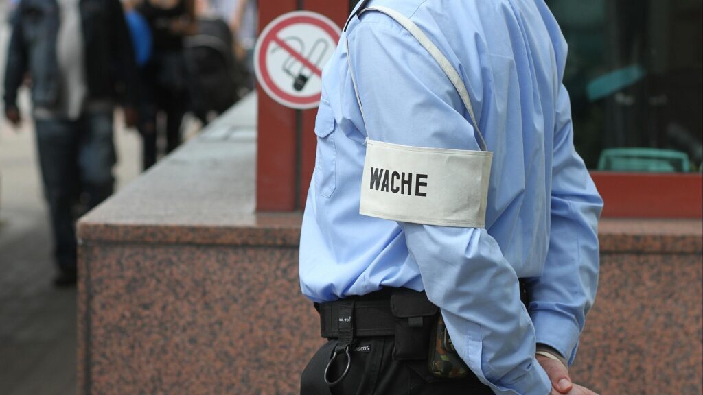 Privater Sicherheitsdienst an einer Kaserne (Archiv)