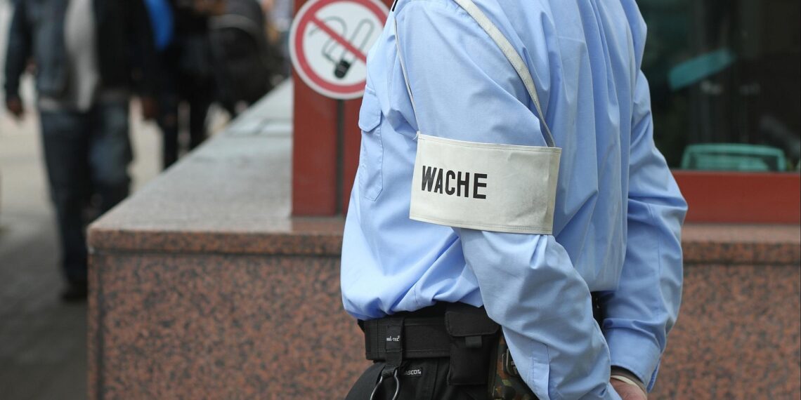 13 Liegenschaften von Umwandlungsstopp der Bundeswehr betroffen 1 Privater Sicherheitsdienst an einer Kaserne (Archiv)