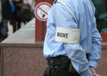 Privater Sicherheitsdienst an einer Kaserne (Archiv)