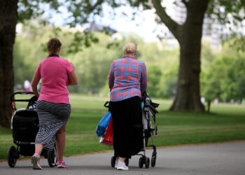 Frauen mit Kleinkindern (Archiv)