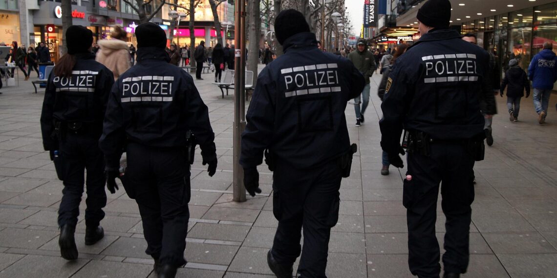 Polizei in einer Fußgängerzone (Archiv)