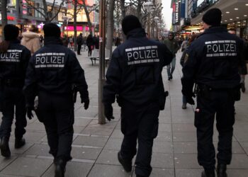 Banaszak will mehr Polizei auf Straßen und an Bahnhöfen 2 Polizei in einer Fußgängerzone (Archiv)