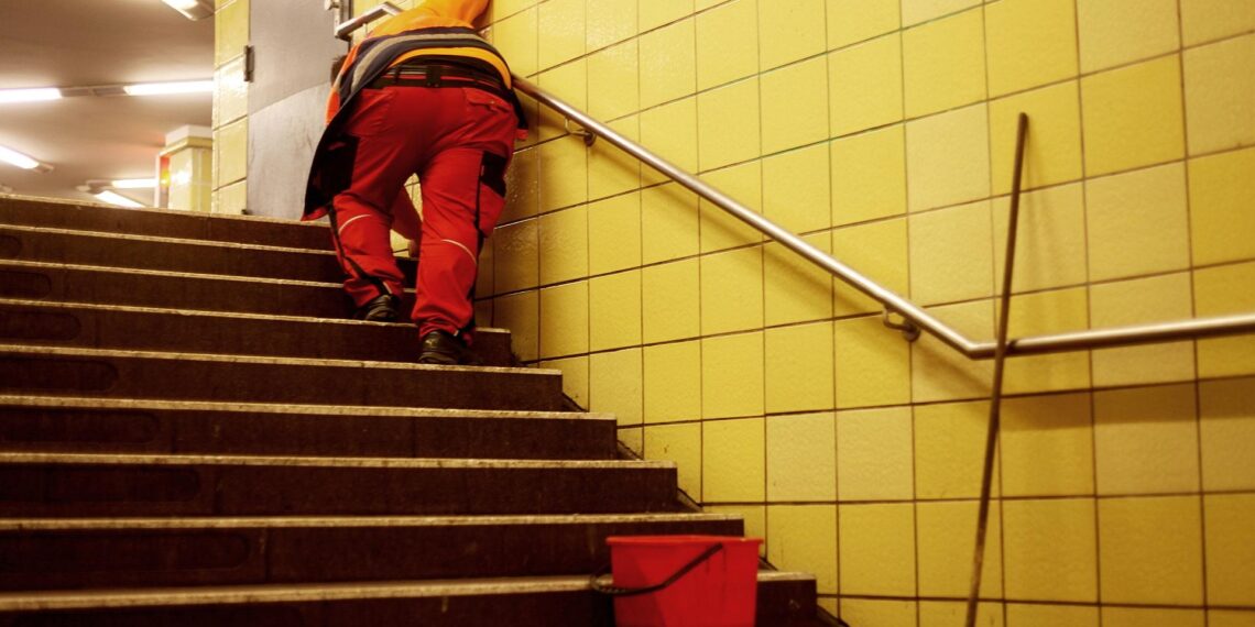 Bundeskabinett macht Weg für Mindestlohnerhöhung frei 1 Reinigungskraft in einer U-Bahn-Station (Archiv)