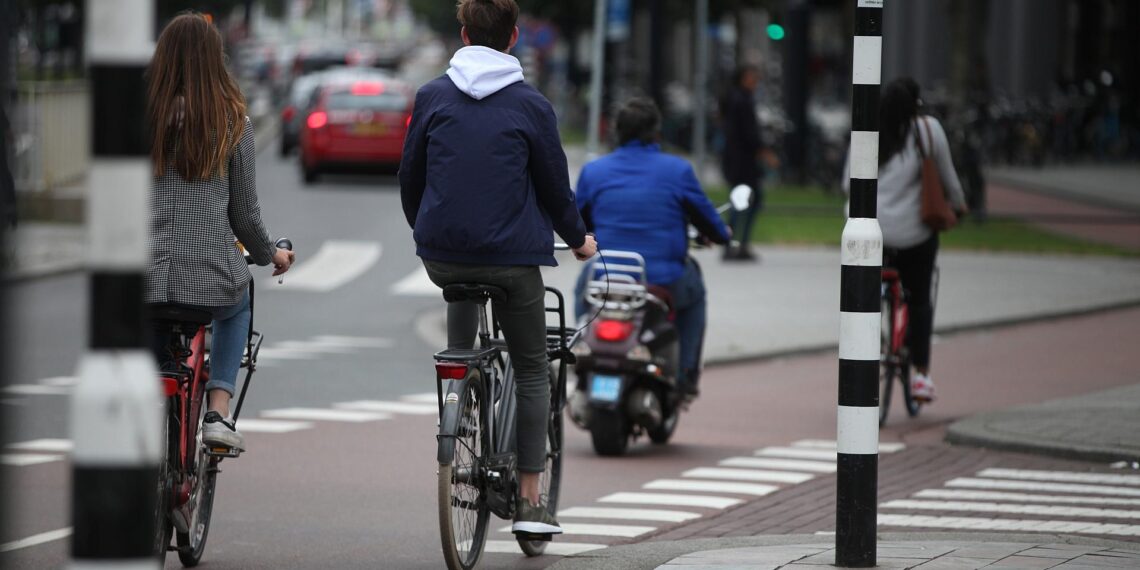 Fahrradfahrer und Rollerfahrer (Archiv)