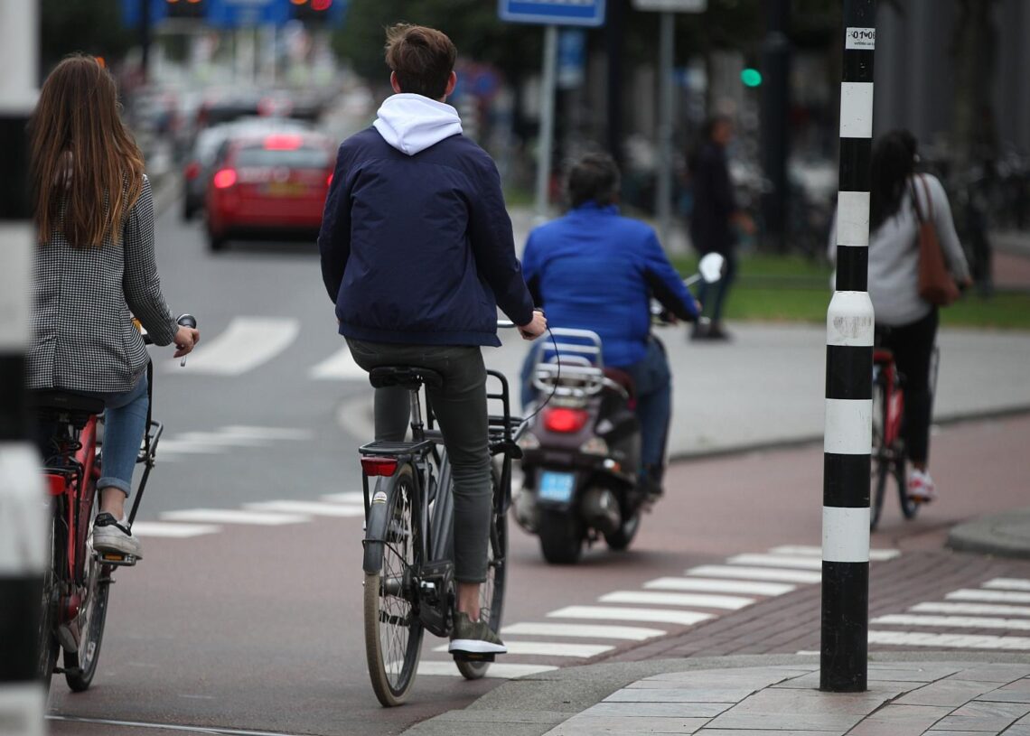 Fahrradfahrer und Rollerfahrer (Archiv)